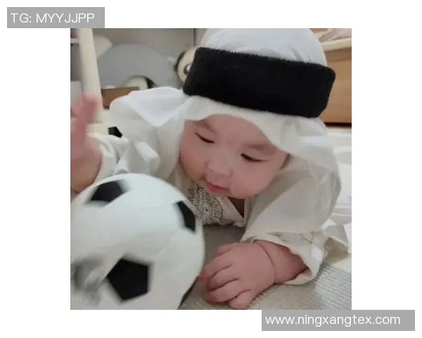 足球明星温馨时刻抱小孩视频展现亲子情深与运动员柔情一面 足球明星温馨时刻抱小孩视频展现亲子情深与运动员柔情一面