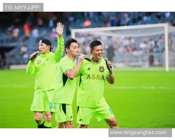 足球明星立牌合影照片展现球场魅力与明星风采的精彩瞬间 足球明星立牌合影照片展现球场魅力与明星风采的精彩瞬间