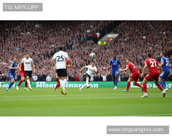 足球明星高清潮流图片集展现球场魅力与风采的完美瞬间